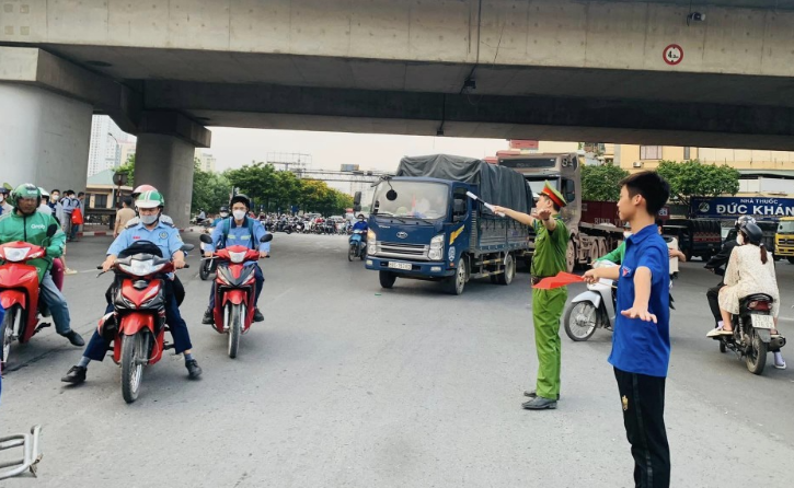 Sinh viên tình nguyện đi phân luồng giao thông có phải là người đang thi hành công vụ?