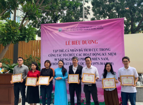 Áo Trắng được Ủy ban Người Việt Nam ở nước ngoài TP.HCM tặng giấy khen