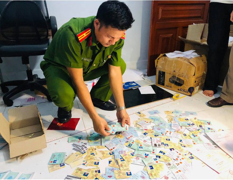 Sử dụng giấy tờ giả bị xử phạt ra sao